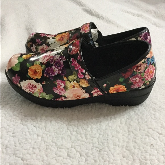 Women’s Clogs - Picture 3 of 4